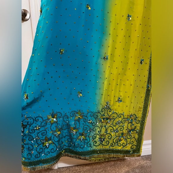 Indian saree/sari (pure crepe georgette fabric). Ombre green-blue.Blouse size: 8 - Picture 3 of 12